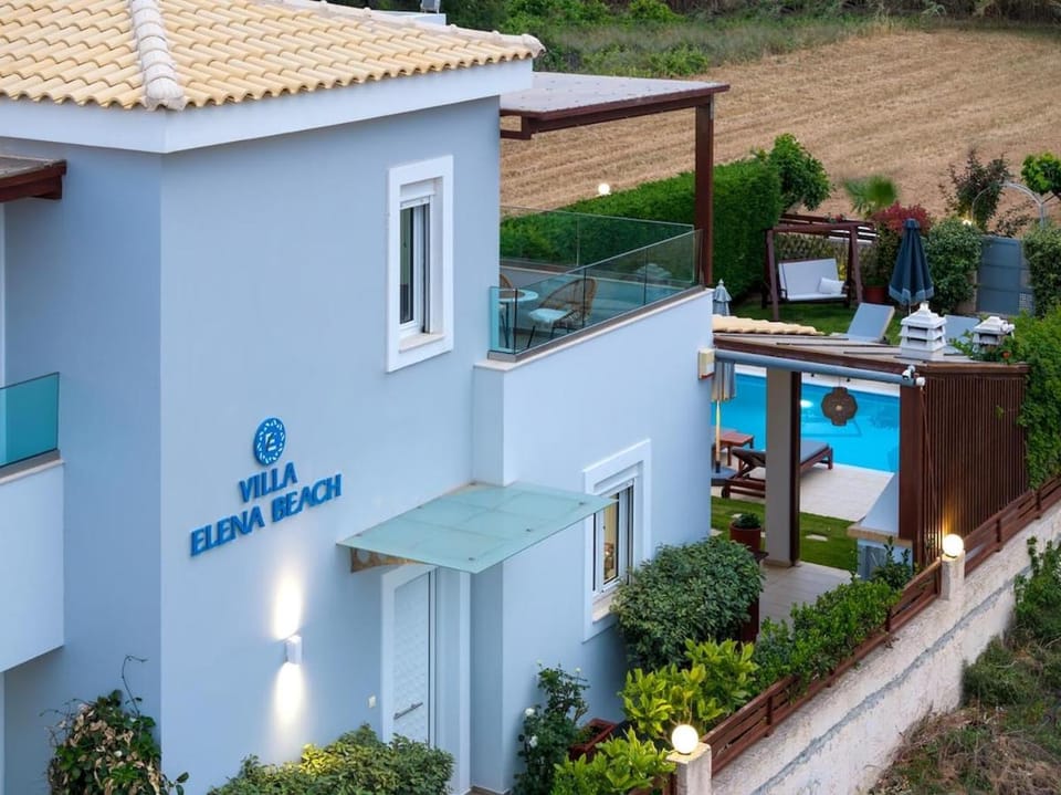 Property building, Day, Pool view, Swimming pool, Parking, sunbed