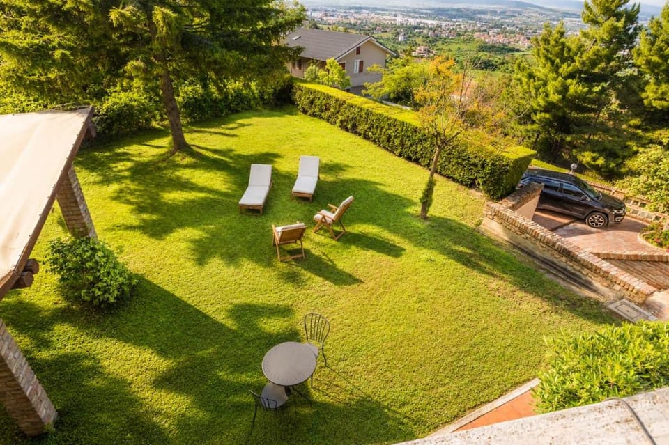 Spring, Day, Natural landscape, Garden, Living room, Seating area, Evening entertainment, Garden view, Mountain view, Parking, sunbed