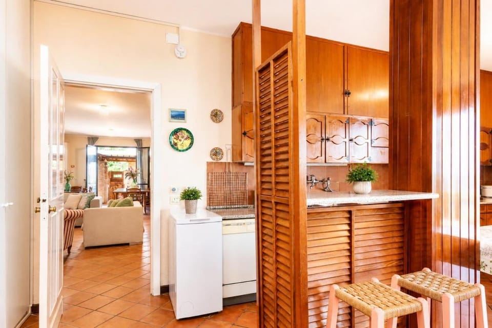 Kitchen or kitchenette, Dining area, oven