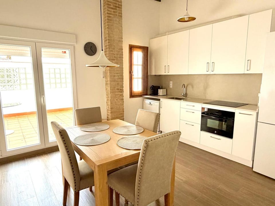 Kitchen or kitchenette, Dining area