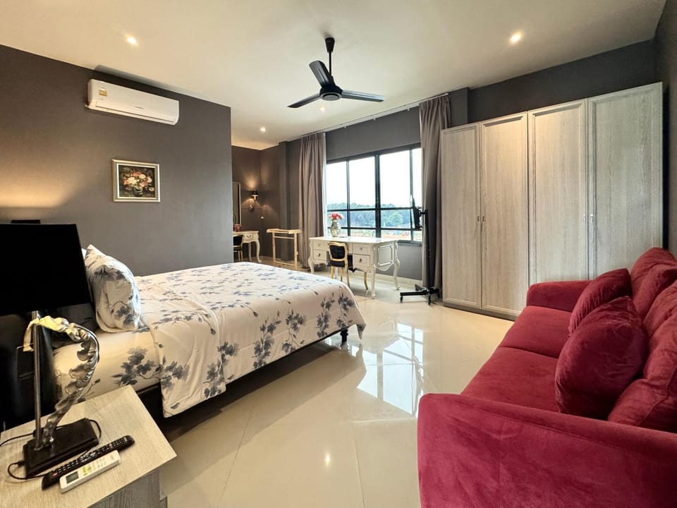 Bed, TV and multimedia, Photo of the whole room, Seating area, Bedroom, wardrobe, air conditioner