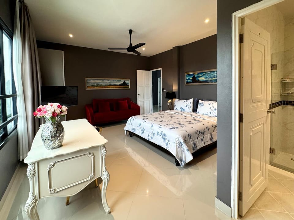 Bed, TV and multimedia, Photo of the whole room, Bedroom, towels, wardrobe