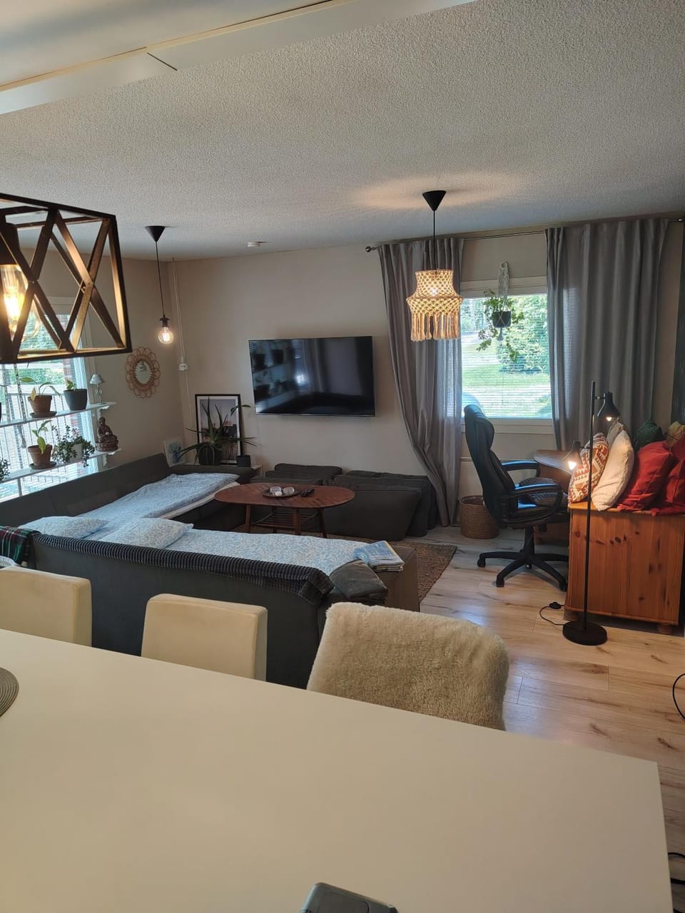 Bed, TV and multimedia, Living room, Seating area, Evening entertainment