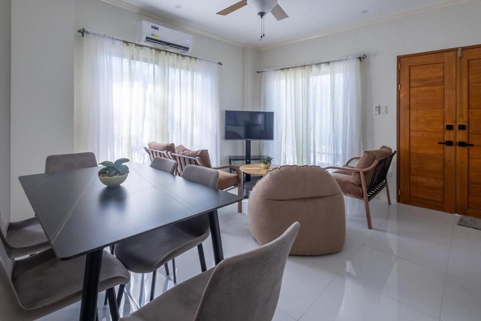 Communal lounge/ TV room, TV and multimedia, Living room, Seating area, Dining area, air conditioner