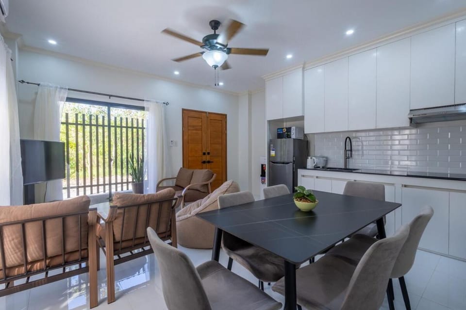 TV and multimedia, Kitchen or kitchenette, Living room, Seating area, Dining area, stove
