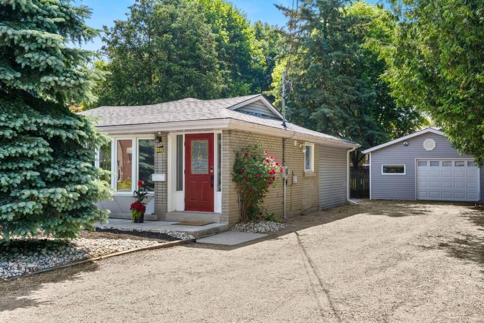 Modern & Cozy 3 BR Retreat Near UofG and Downtown House in Guelph