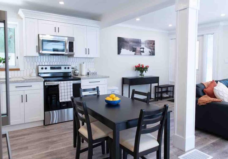 Modern & Cozy 3 BR Retreat Near UofG and Downtown House in Guelph