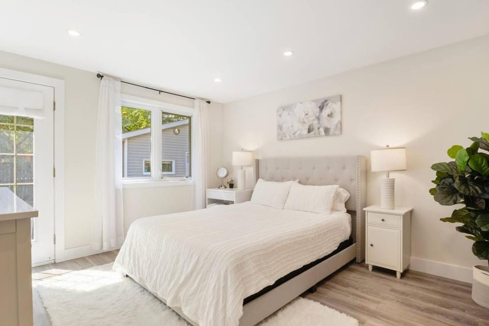 Modern & Cozy 3 BR Retreat Near UofG and Downtown House in Guelph