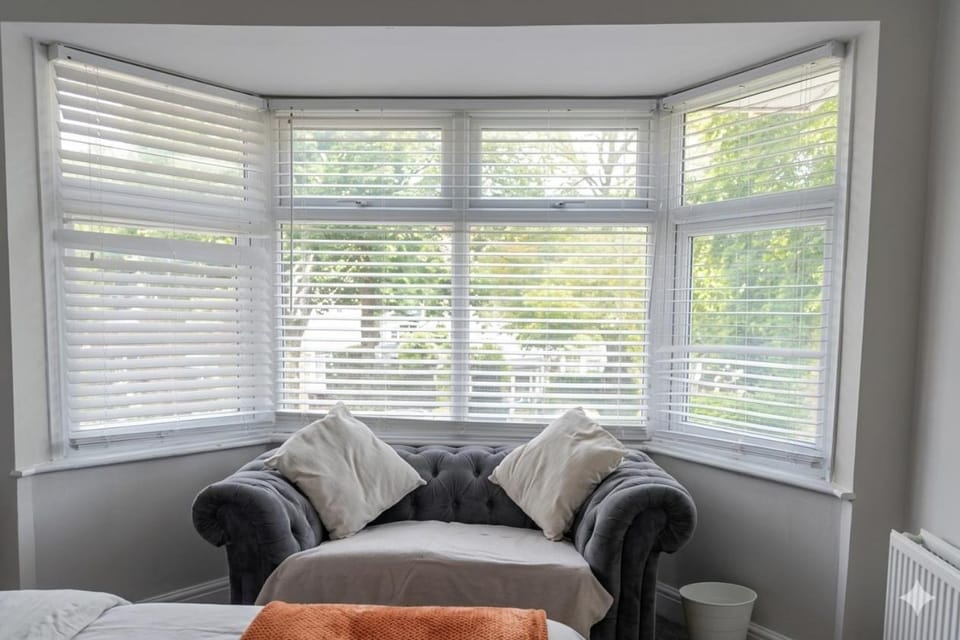 Spacious 3BR Flat Sleeps 7 in Greenford Apartment in Wembley