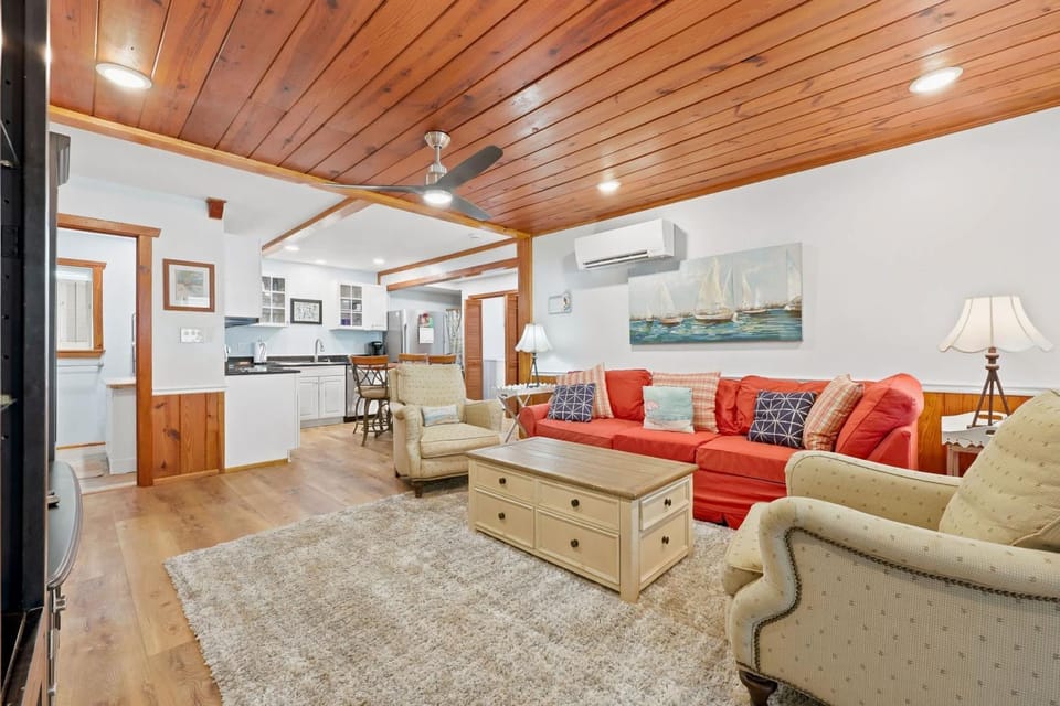 Coco Cottage w Outdoor Bar and TV Walk to Beach House in North Myrtle Beach