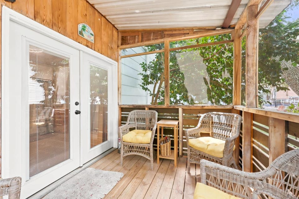 Coco Cottage w Outdoor Bar and TV Walk to Beach House in North Myrtle Beach