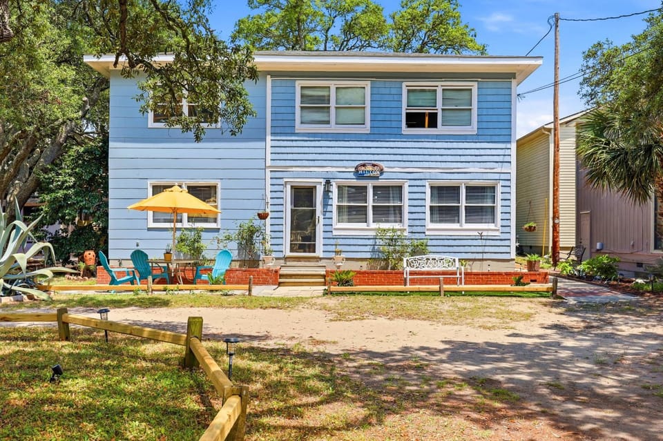 Coco Cottage w Outdoor Bar and TV Walk to Beach House in North Myrtle Beach