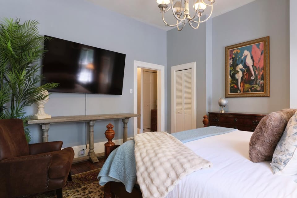Historic Hall House Garden Level, 2 King Bedrooms, Walk to Forsyth Park House in Savannah