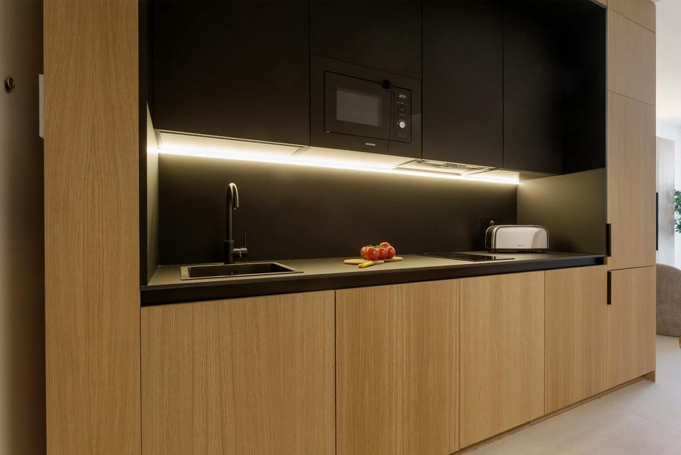 Coffee/tea facilities, Kitchen or kitchenette, microwave, stove, toaster