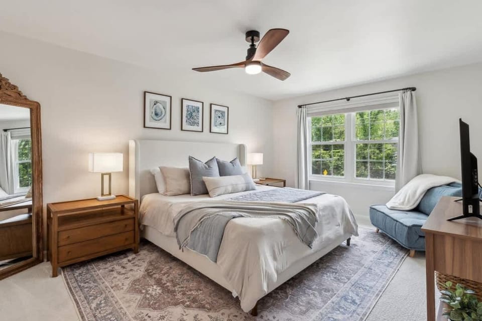 Spacious 4BR Pet-Friendly Sleeps 10 House in Anne Arundel County