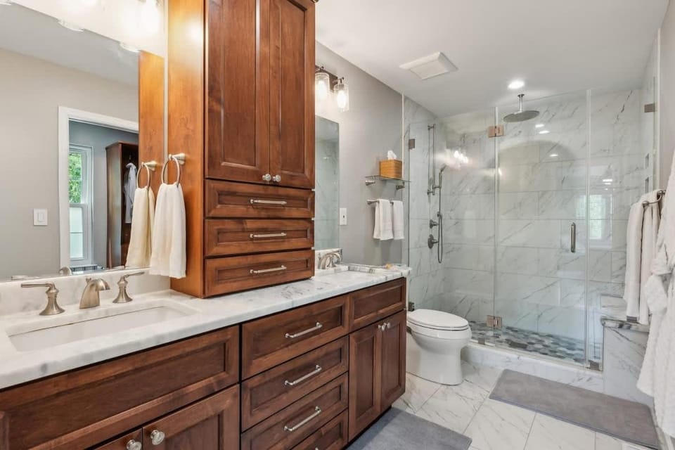 Spacious 4BR Pet-Friendly Sleeps 10 House in Anne Arundel County