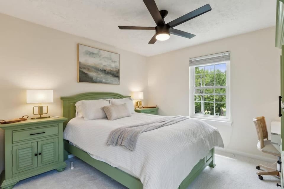 Spacious 4BR Pet-Friendly Sleeps 10 House in Anne Arundel County