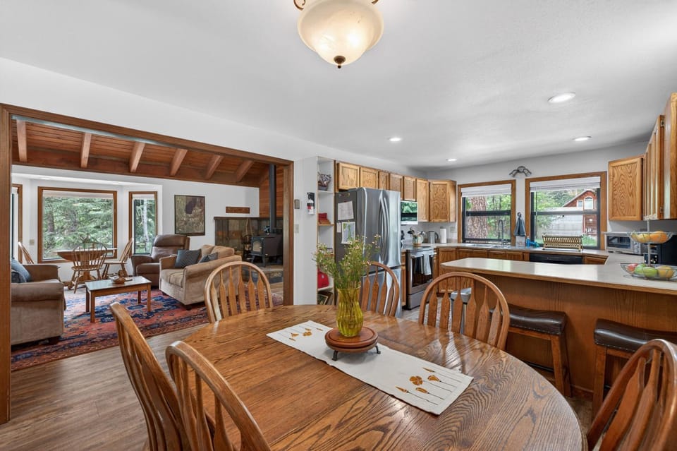 Pilgrim Cove Basecamp- sleeps 10- petsok House in McCall