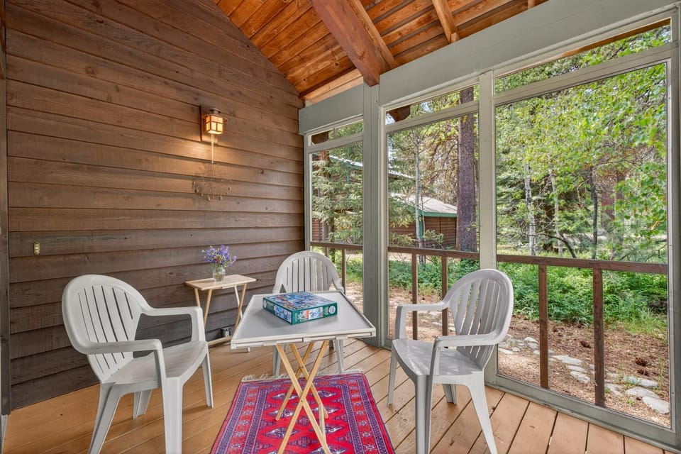 Pilgrim Cove Basecamp- sleeps 10- petsok House in McCall