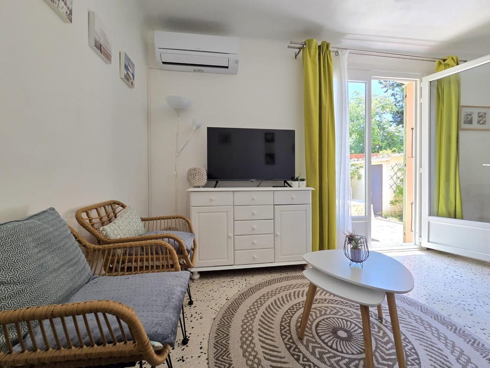 TV and multimedia, Living room, Seating area, internet, air conditioner