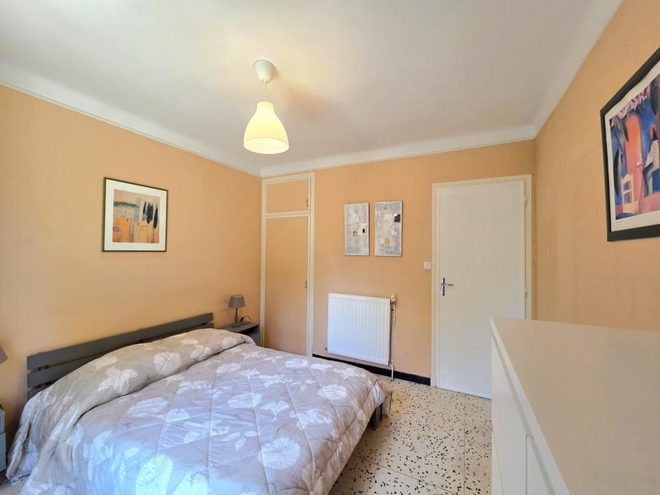 Bed, Photo of the whole room, Bedroom, heating, storage