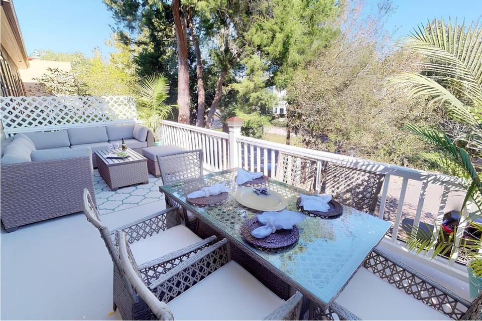 Historic Hall House Balcony Level, 2 King Bedrooms, Walk to Forsyth Park House in Savannah