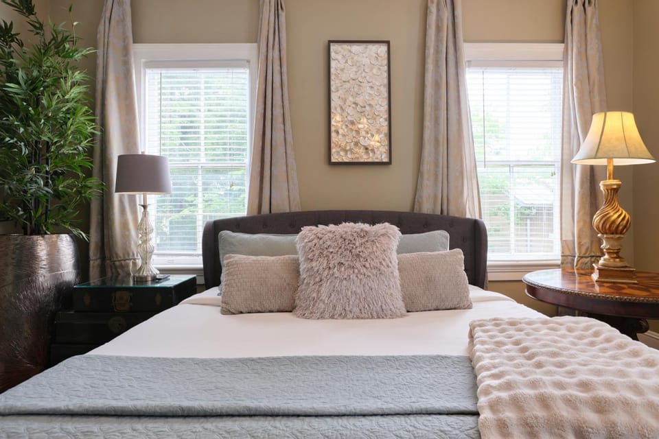 Historic Hall House Balcony Level, 2 King Bedrooms, Walk to Forsyth Park House in Savannah