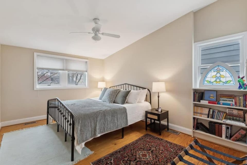 Historic Charm Steps from City Dock and the Yard House in Spa Creek
