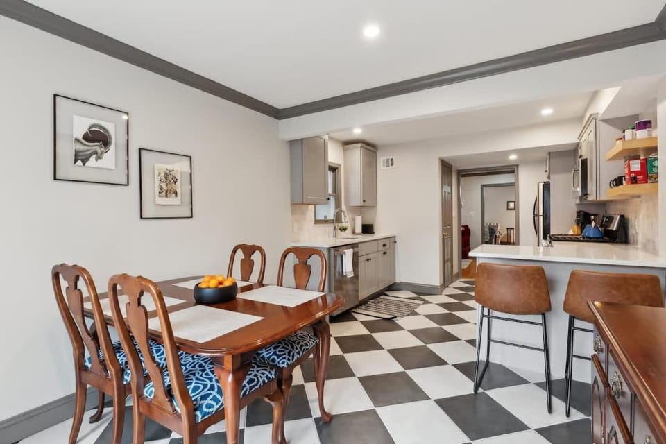 Historic Charm Steps from City Dock and the Yard House in Spa Creek