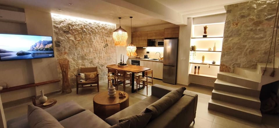 Communal lounge/ TV room, TV and multimedia, Kitchen or kitchenette, Living room, Seating area, Dining area, oven
