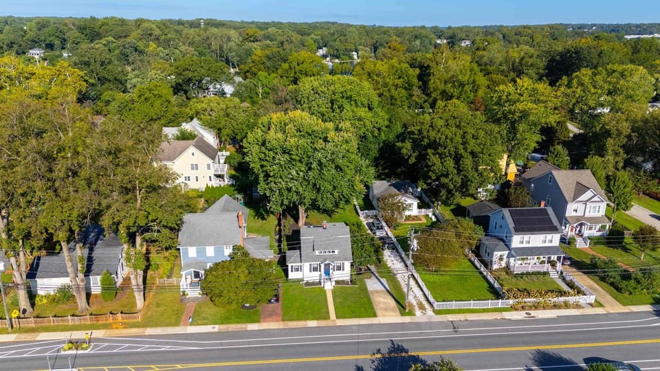 Pet-Friendly Cottage Walk to USNA Stadium House in Annapolis