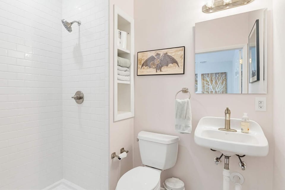 Walk to Navy Stadium Private Studio w Parking Apartment in Annapolis