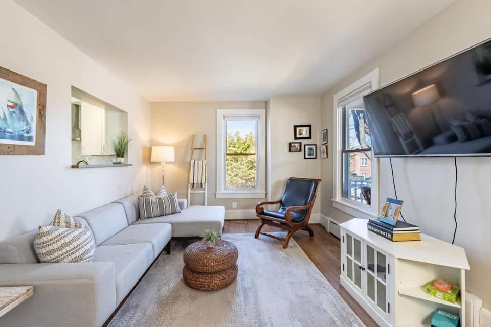 Pet Friendly Park Free & Walk to USNA Stadium House in Annapolis