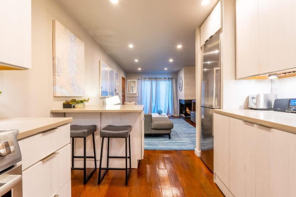 Captains Quarters Waterfront & Pool House in Spa Creek