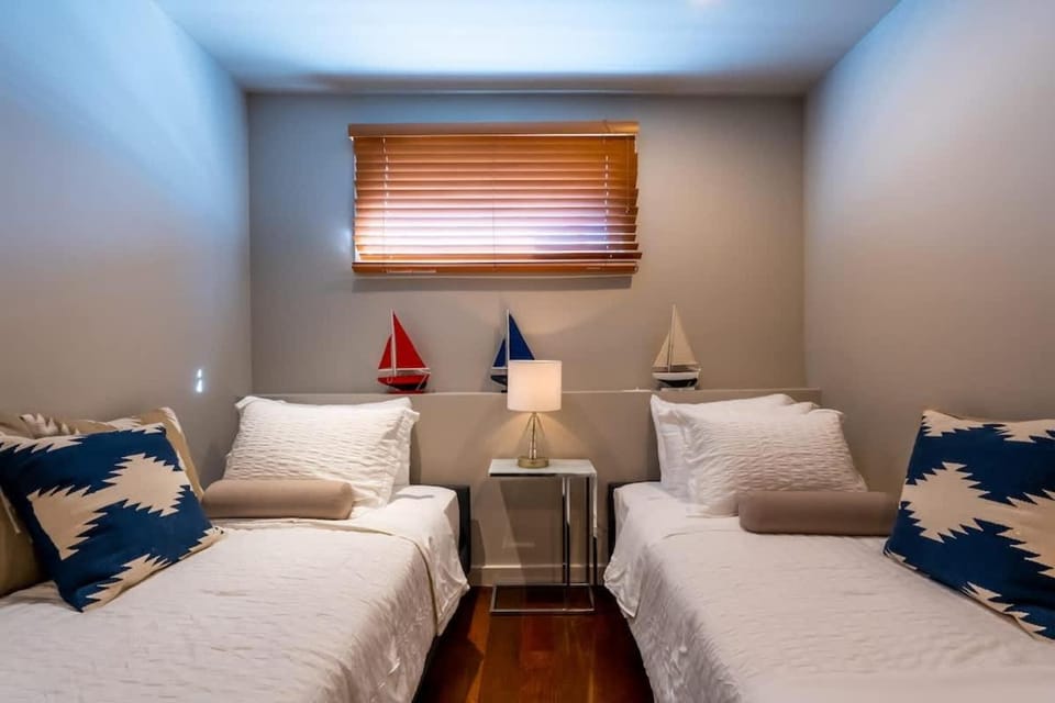 Captains Quarters Waterfront & Pool House in Spa Creek