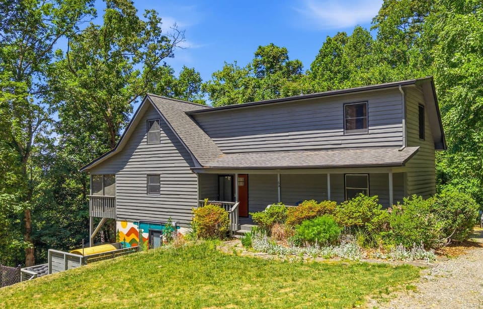 Mtn Cabin w Sauna & Hot Tub Outdoor Fun Cabin in Swannanoa