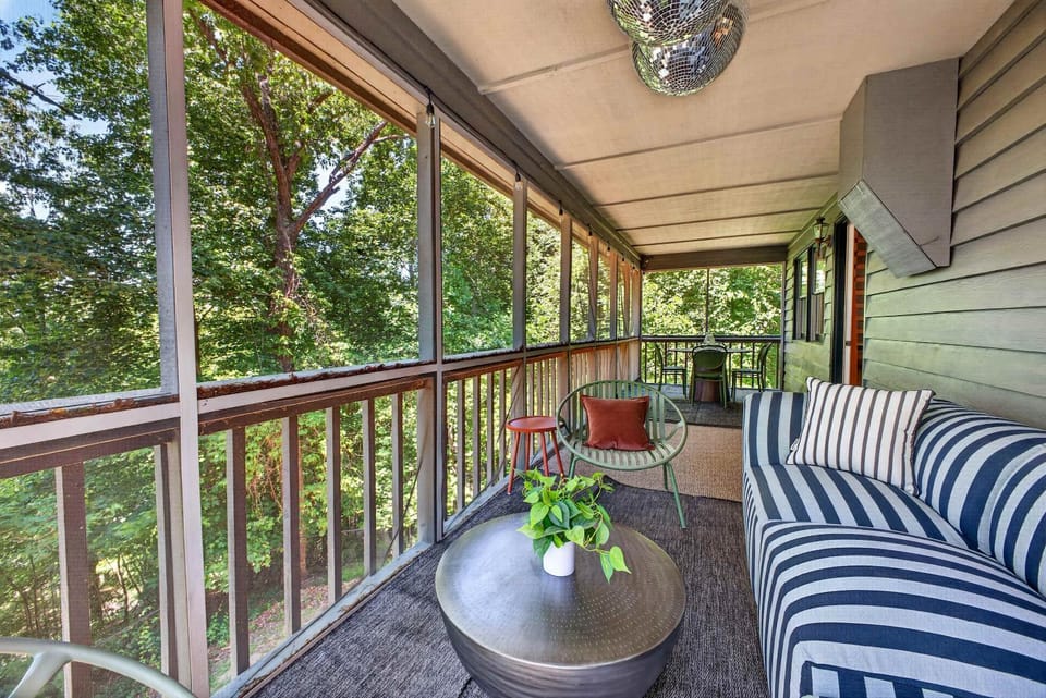 Mtn Cabin w Sauna & Hot Tub Outdoor Fun Cabin in Swannanoa