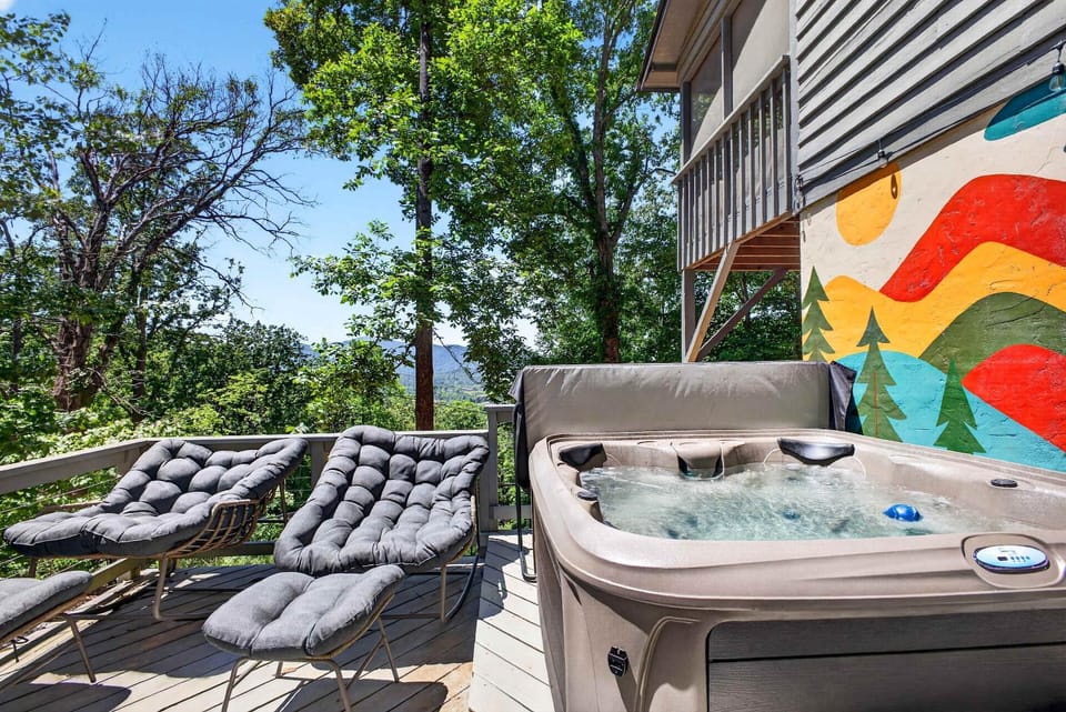 Mtn Cabin w Sauna & Hot Tub Outdoor Fun Cabin in Swannanoa