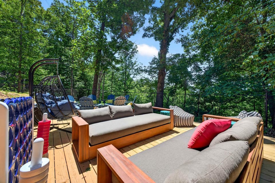 Mtn Cabin w Sauna & Hot Tub Outdoor Fun Cabin in Swannanoa