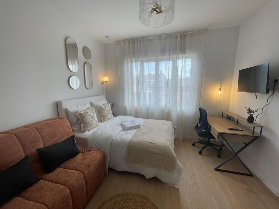 Bed, TV and multimedia, Photo of the whole room, Seating area