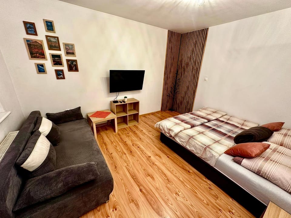 TV and multimedia, Living room, Photo of the whole room, Bedroom