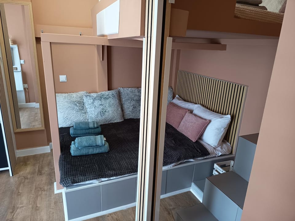 Bedroom, bunk bed