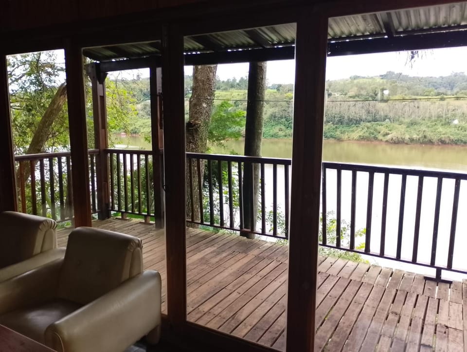 Cabaña con vista al río House in Misiones Province, Argentina