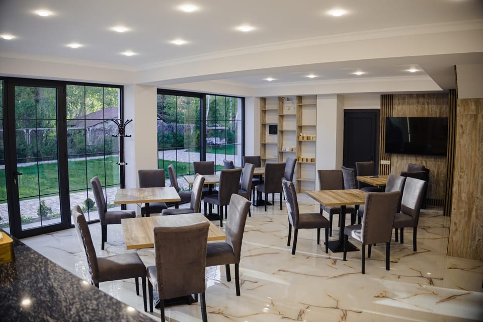 Restaurant/places to eat, Banquet/Function facilities, Breakfast