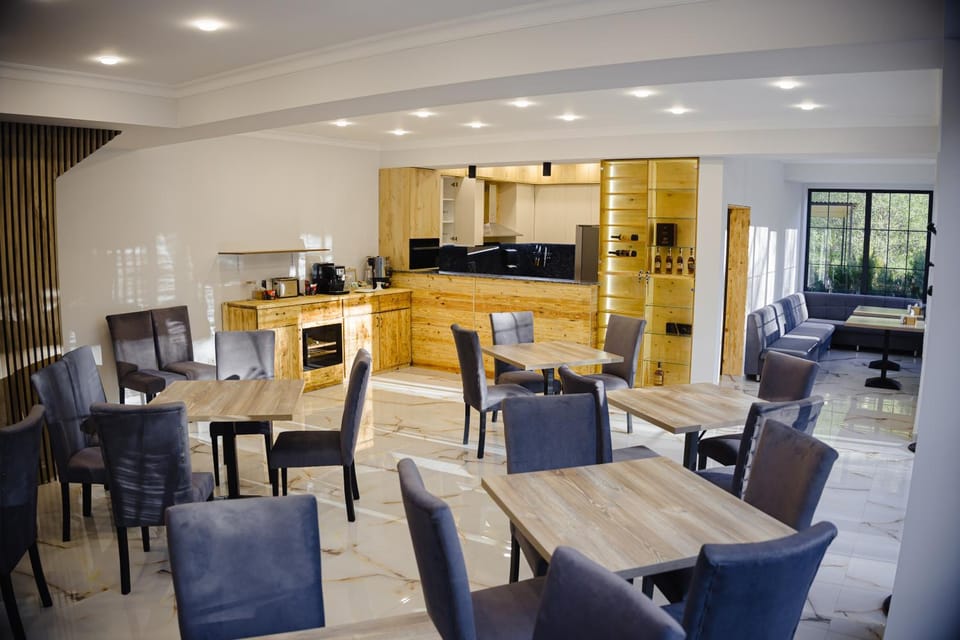 Restaurant/places to eat, Banquet/Function facilities, Breakfast, Dinner