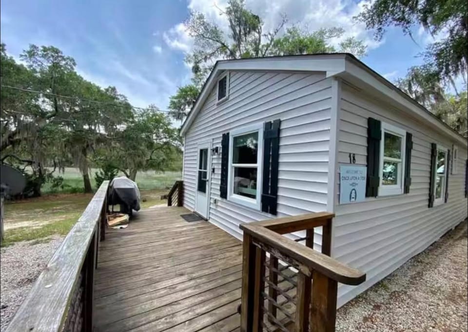 Spacious 3 Bedroom - 2 Bath Home! Gorgeous Waterfront Sunsets - 5 Min to Parris Island House in Port Royal