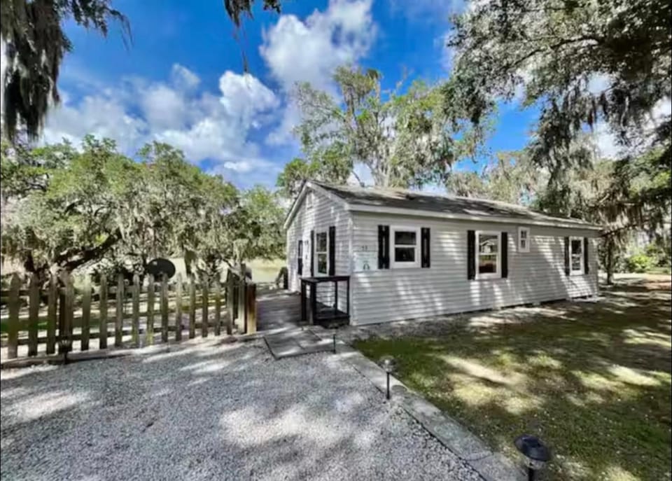 Spacious 3 Bedroom - 2 Bath Home! Gorgeous Waterfront Sunsets - 5 Min to Parris Island House in Port Royal