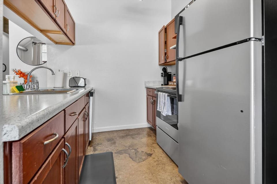River Market Loft Retreat 2BR Urban Stay wtih Workspace & Parking Apartment in Kansas City