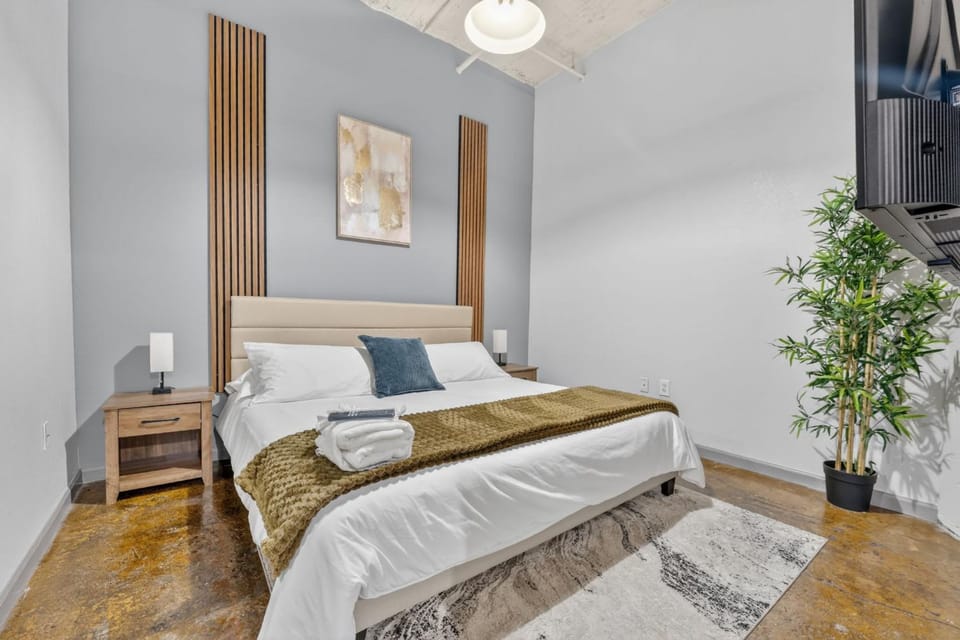 River Market Loft Retreat 2BR Urban Stay wtih Workspace & Parking Apartment in Kansas City