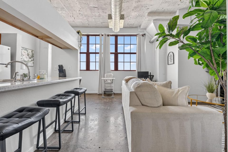 River Market Loft Retreat 2BR Urban Stay wtih Workspace & Parking Apartment in Kansas City